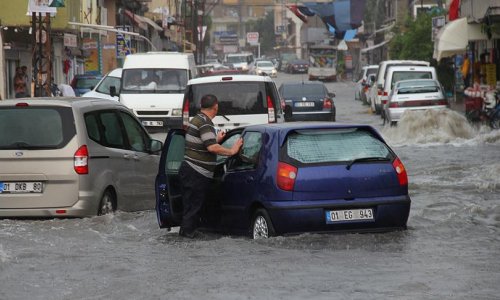 Проливные дожди затопили дома в Адане