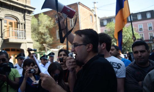 Митингующие в Ереване пригрозили властям Армении народным восстанием