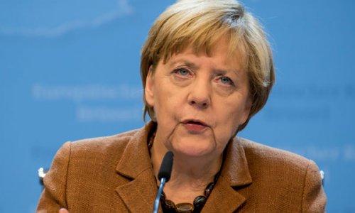 Беженцы тянут Ангелу Меркель на дно