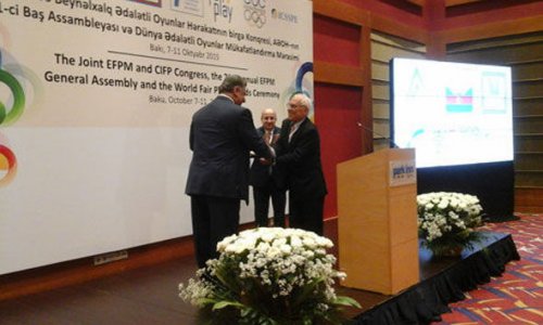 МОК наградил президента Азербайджана