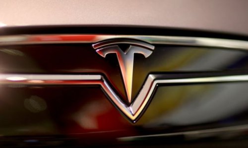 Tesla launches 'autopilot' update but urges caution