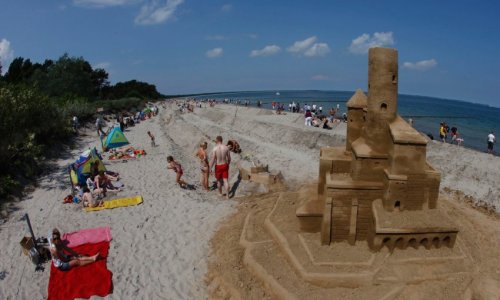 Построен огромный замок из песка