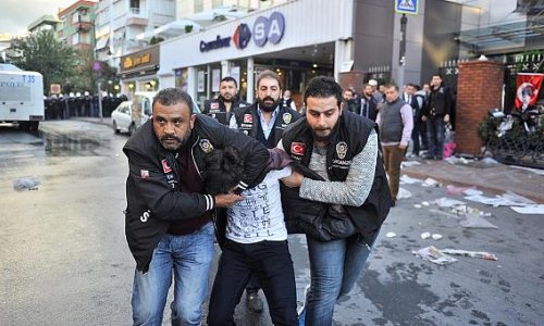 Istanbul: hundreds protest police raid on opposition media