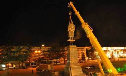 В Грузии снесли памятник Сталину