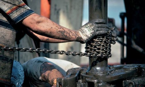 Азербайджан снизил добычу нефти и газа