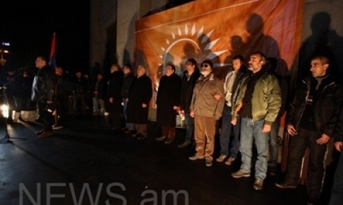 Ереванцы сидят на площади
