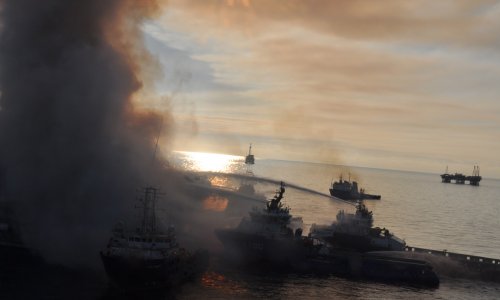Для тушения пожара на морской платформе привлечены дополнительные суда
