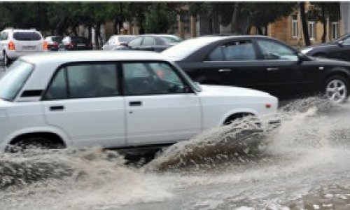 Güclü yağış Bakıda avtomobillərin sıxlığına səbəb oldu