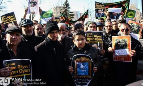 Iranians protest outside Azerbaijani consulate in Tabriz