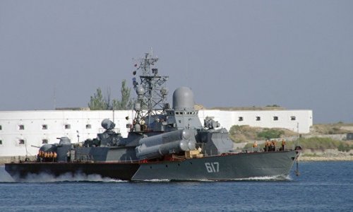 Российские катера против турецкого судна