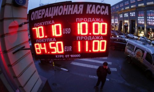 Ruble drops to record-low close after Fed liftoff as crude falls