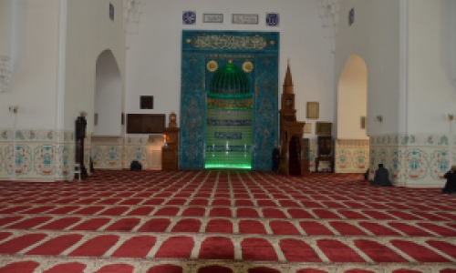Разгромлен мусульманский молельный зал