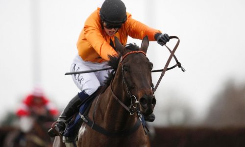 Lizzie Kelly makes horse racing history at Kempton