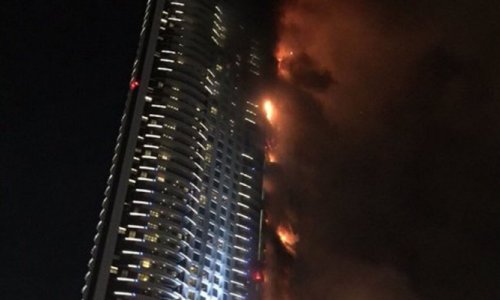 В Дубаи горит отель-небоскреб