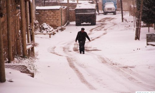 В Баку выпал первый снег в Новом году -  ФОТО