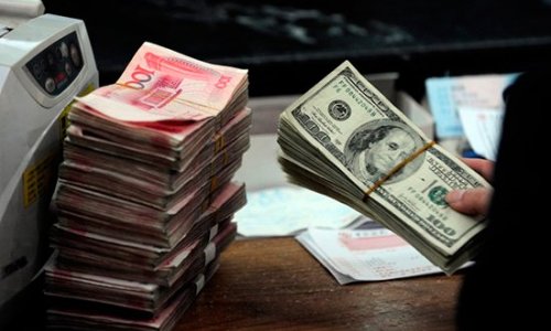 Китай ограничил продажу долларов