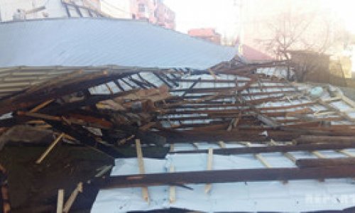 Ветер в Лянкяране снес крышу дома
