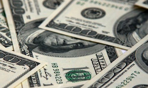 Азербайджанские банки снизили курс доллара