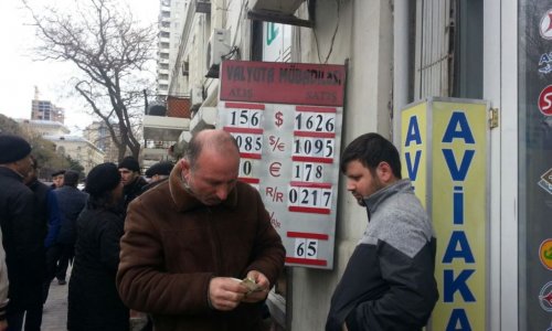 Azerbaijani banks place new limits on foreign currency sales