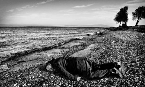 Ай Вэйвэй в образе утонувшего беженца