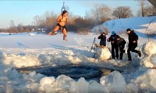 В прорубь с крюками под кожей