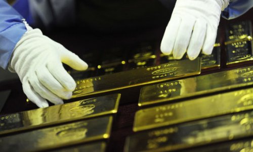 Золото дешевеет на фоне падения интереса к надежным активам