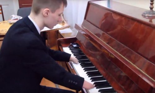 Watch This 15-Year-Old Who Was Born Without Fingers Beautifully Play Piano