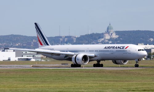 У самолета Air France загорелся двигатель