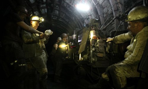 90 шахтеров остались под землей