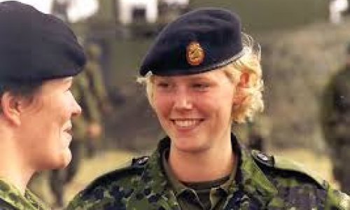 Женщины массово идут в армию