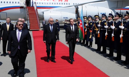 Russian PM lands in Baku to hold talks (PHOTO)