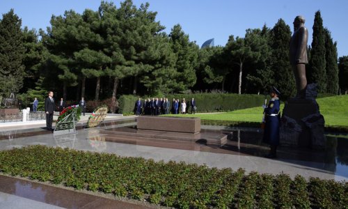 Медведев посетил могилу Гейдара Алиева