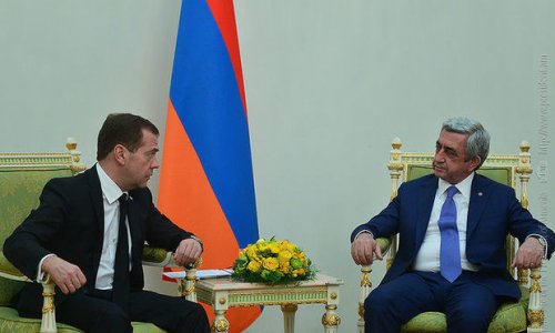 Sarkisyan Medvedev ilə danışıqlarda