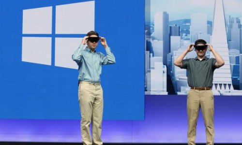 With HoloLens, Microsoft aims to avoid Google's mistakes