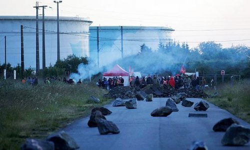 Полиция пытается прорвать блокаду - ВИДЕО