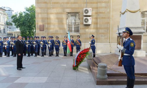 Ильхам Алиев посетил памятник, возведенный в честь АДР
