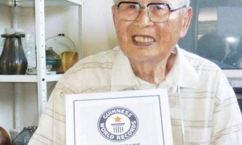 96 yaşlı kişi dünyanın ən qoca məzunu adını qazandı