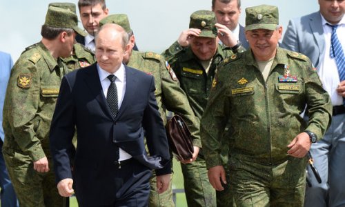 Putin Rusiya ordusunu yoxlayır