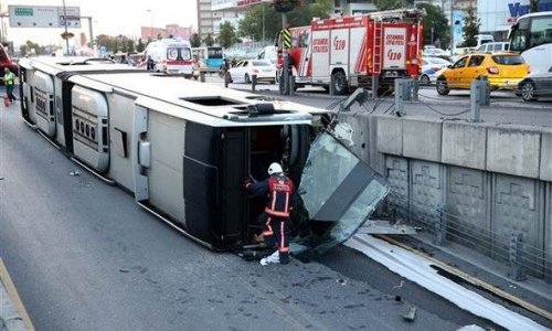 İstanbulda metrobus aşdı: 10 nəfər yaralandı - FOTO