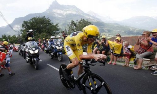 Chris Froome wins stage 18 to extend overall lead