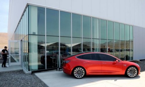 Tesla posts another loss, but says on track for future deliveries