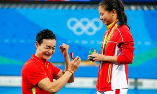 A marriage proposal at the Olympics medal ceremony