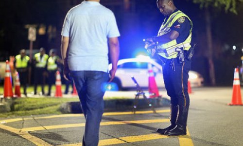 ABŞ-da polis əməkdaşı lal sürücünü güllələyib