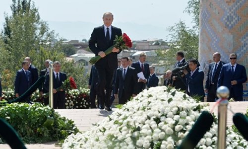 Putin İslam Kərimovun məzarını ziyarət edib