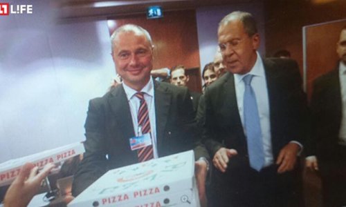 Lavrov jurnalistlərə pizza və araq payladı - VIDEO / FOTO