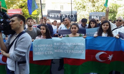 Azərbaycanlılar erməni nazirə qarşı aksiya keçirib- FOTO