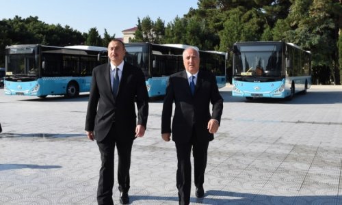 İlham Əliyev Sumqayıtda yeni avtobuslarla tanış oldu