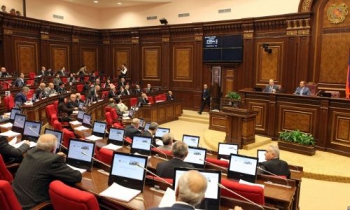 Ermənistanda qadın deputatlar dalaşdı - VİDEO