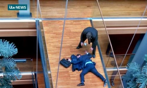 Deputat parlamentin pəncərəsindən yıxıldı - VİDEO