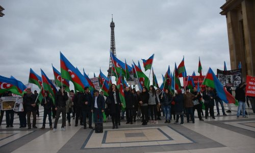 Parisdə yaşayan azərbaycanlılar: Fransada Sarkisyan kimi qatillərə yer olmamalıdır  - FOTO